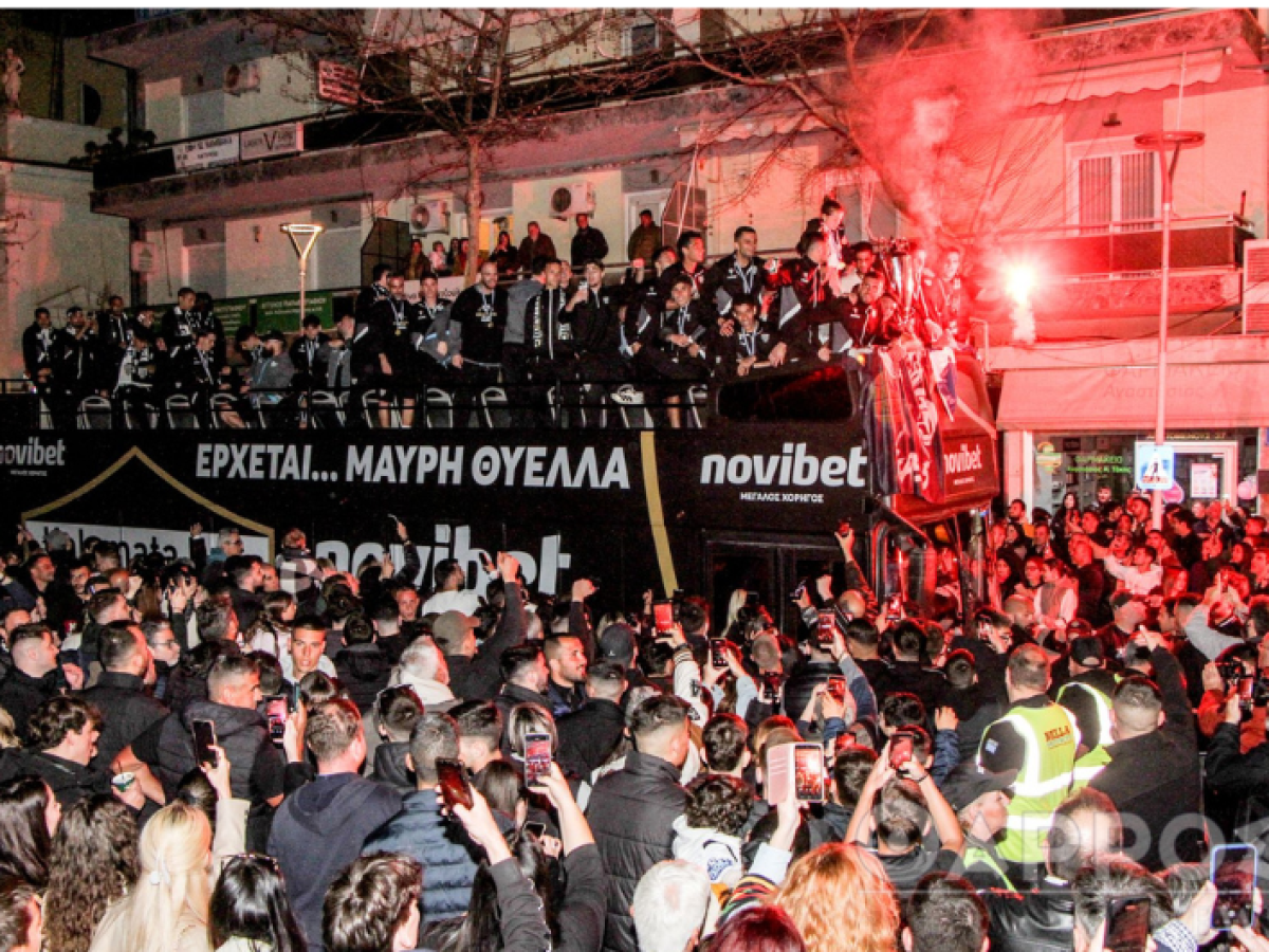 Βάφτηκε ασπρόμαυρη η πλατεία της Καλαμάτας – Χιλιάδες κόσμου αποθέωσαν τους πρωταθλητές