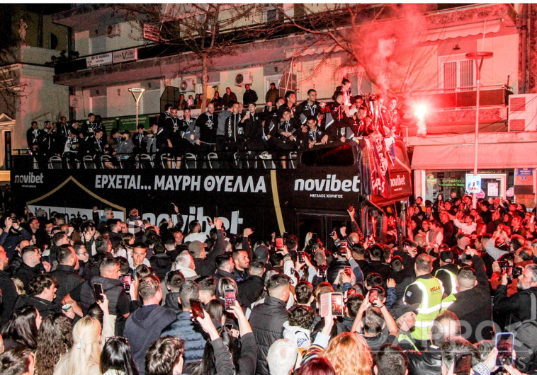 vaftike-aspromavri-i-platia-tis