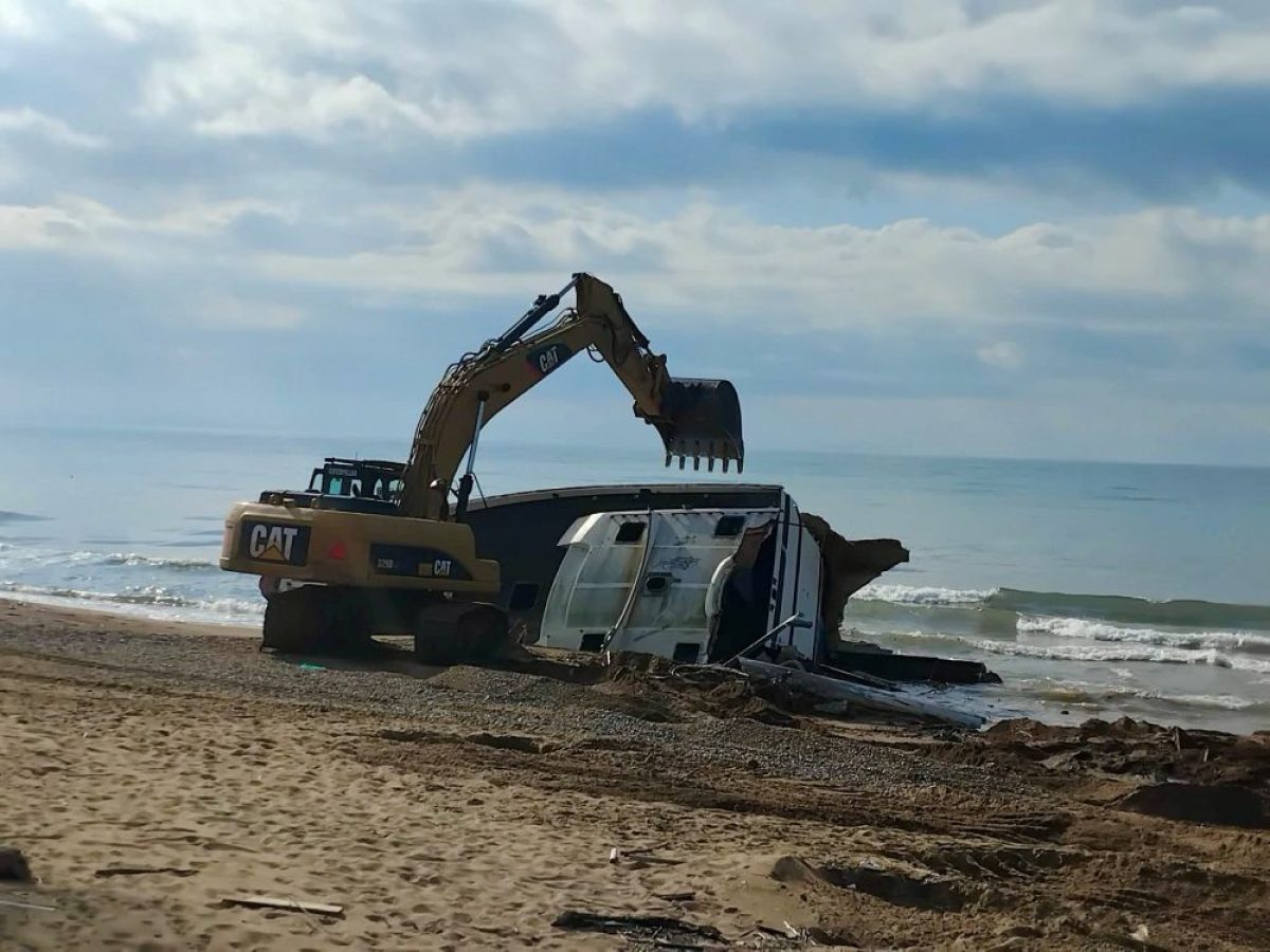 Βαρθολομιό: Απομακρύνθηκε το σκάφος που είχε προσαράξει στην παραλία μετά από χρόνια