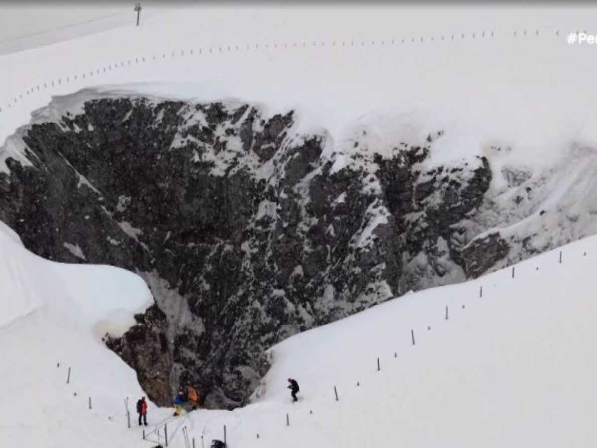 (video) – Η χιονότρυπα του Φαλακρού – Το εντυπωσιακό φυσικό φαινόμενο