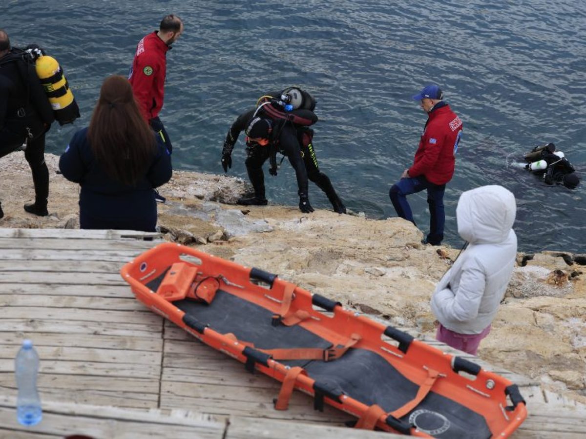 Βουλιαγμένη: «Πάλεψε 40 λεπτά να κρατηθεί στην επιφάνεια» – Καρέ καρέ η μοιραία κατάδυση του 34χρονου
