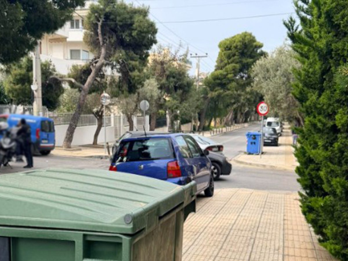 Βουλιαγμένη: Ακόμα ένα τροχαίο στην οδό Παναγούλη (φωτό)