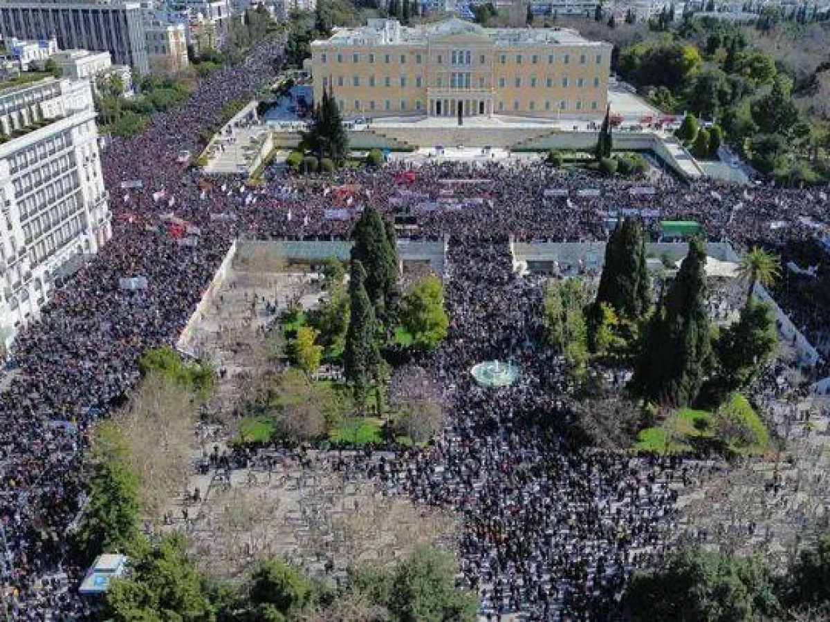 “Βούλιαξε” το Σύνταγμα
