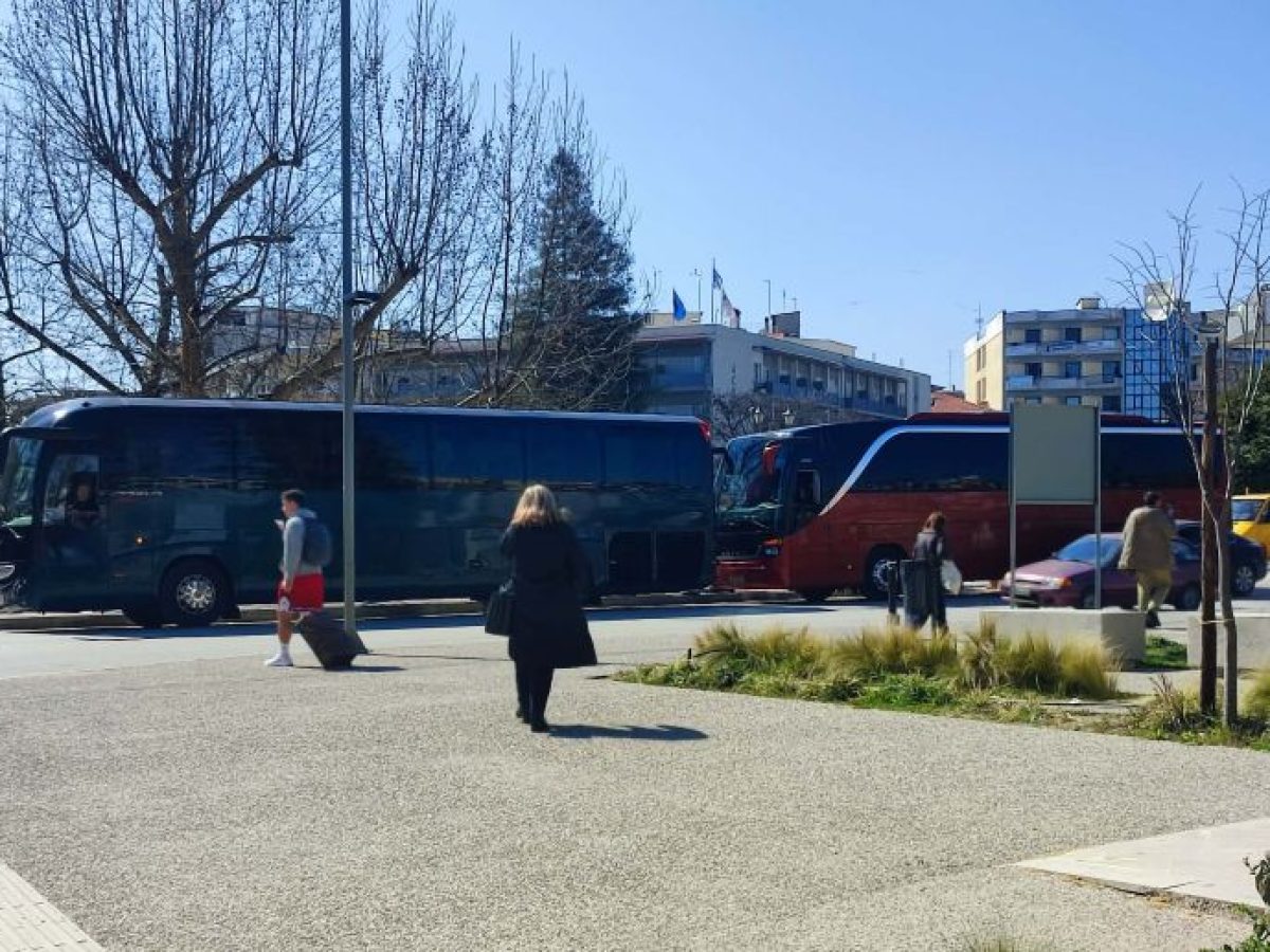 Ξεκίνησαν οι σχολικές εκδρομές στα Τρίκαλα. Καθημερινά καταφτάνουν τουριστικά λεωφορεία