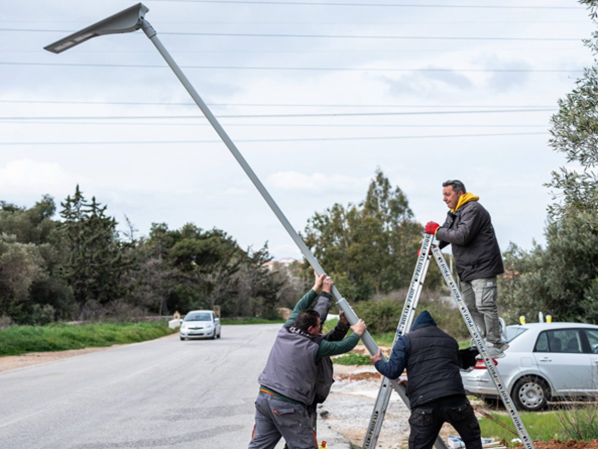 Ξεκίνησε η τοποθέτηση 18 νέων φωτιστικών στην είσοδο των Καλυβίων