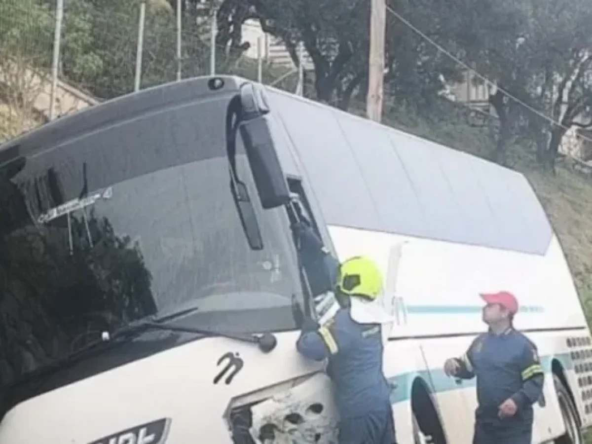 Άγιο είχαν μαθητές στη Ζάκυνθο, το λεωφορείο, που τους μετέφερε συγκρούστηκε με ΙΧ, ΦΩΤΟ, ΒΙΝΤΕΟ
