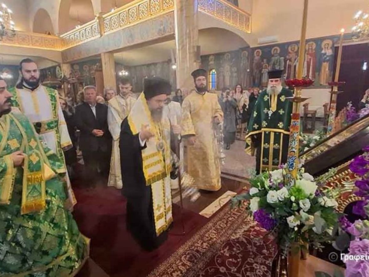 Άγιος Κωνσταντίνος Αγρινίου: Κυριακή της Σταυροπροσκυνήσεως με απότμημα του Τιμίου Ξύλου (φωτο)