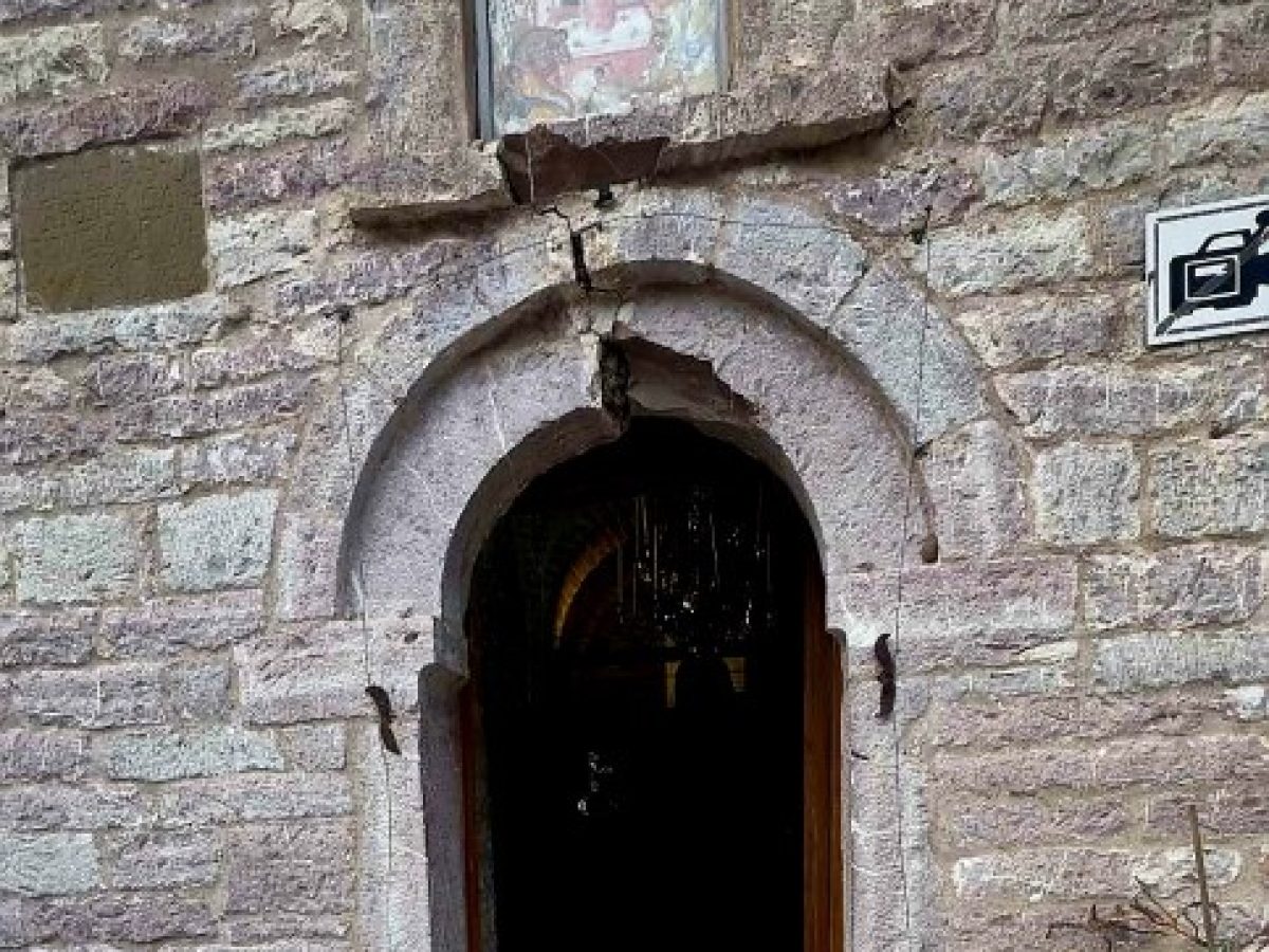 “Άνοιξε” στα δύο το Καθολικό της Μονής Παναγίας Σπηλιάς από τον σεισμό (φώτο-video)