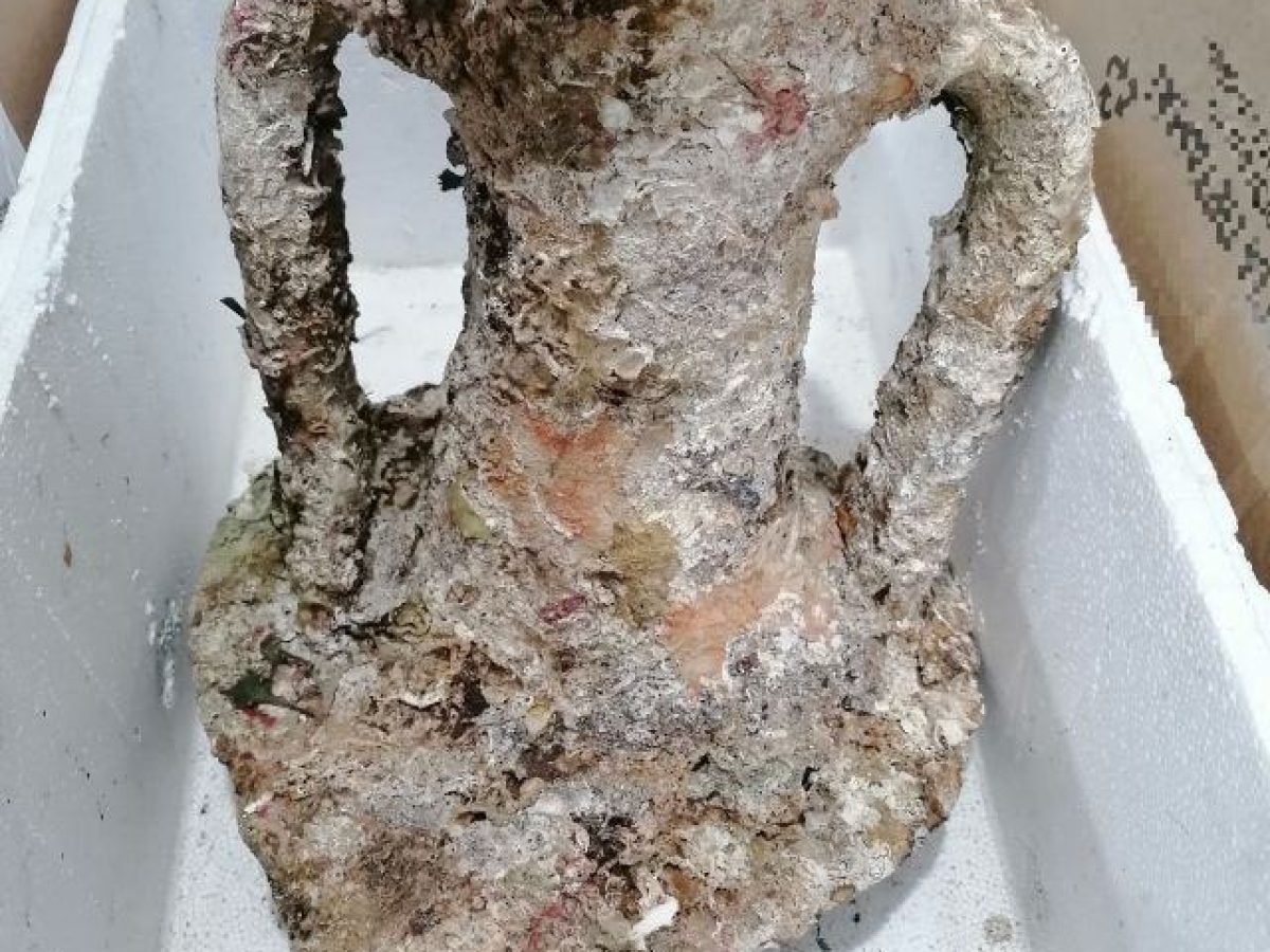 Αχαΐα: Ψάρεψε αρχαίο αμφορέα στην Καλόγρια! (ΦΩΤΟ)