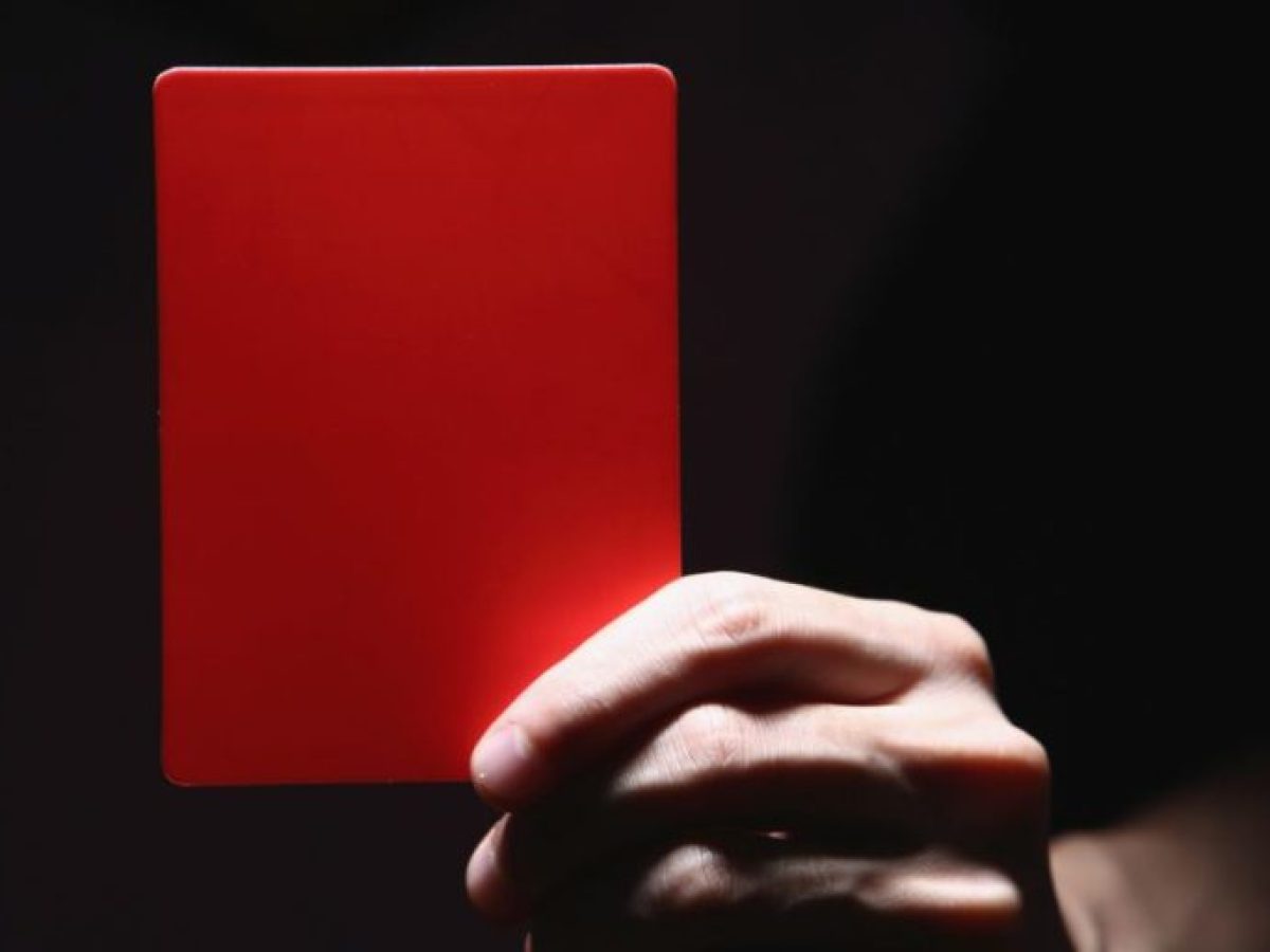 Αδιανόητο! Σε αγώνα του Παναργειακού ποδοσφαιριστής πήρε κόκκινη αλλά συνέχισε να παίζει μέχρι τη λήξη!