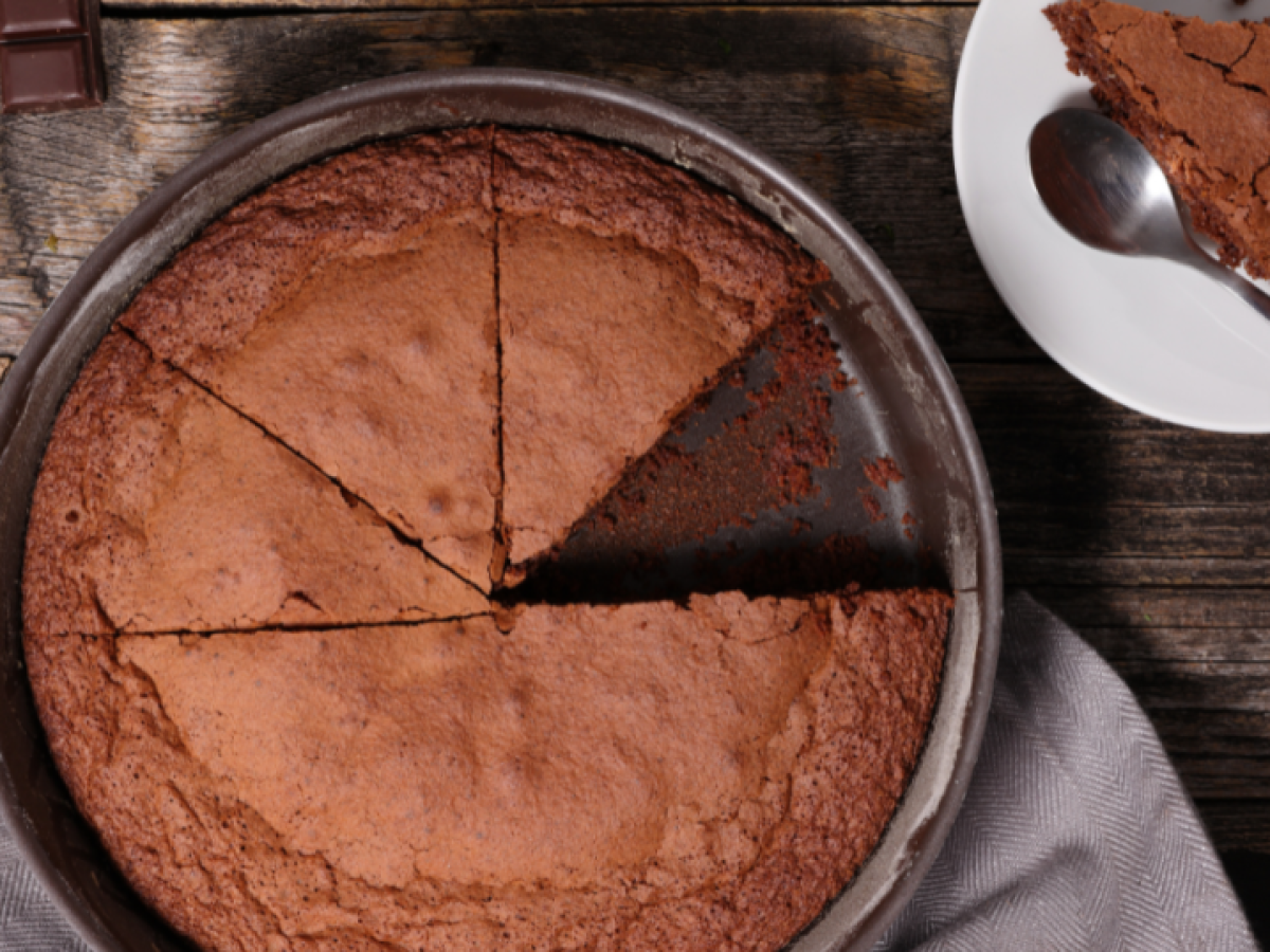 Αέρινο κέικ σοκολάτας με μόνο 4 υλικά – Η συνταγή που Θα λατρέψετε