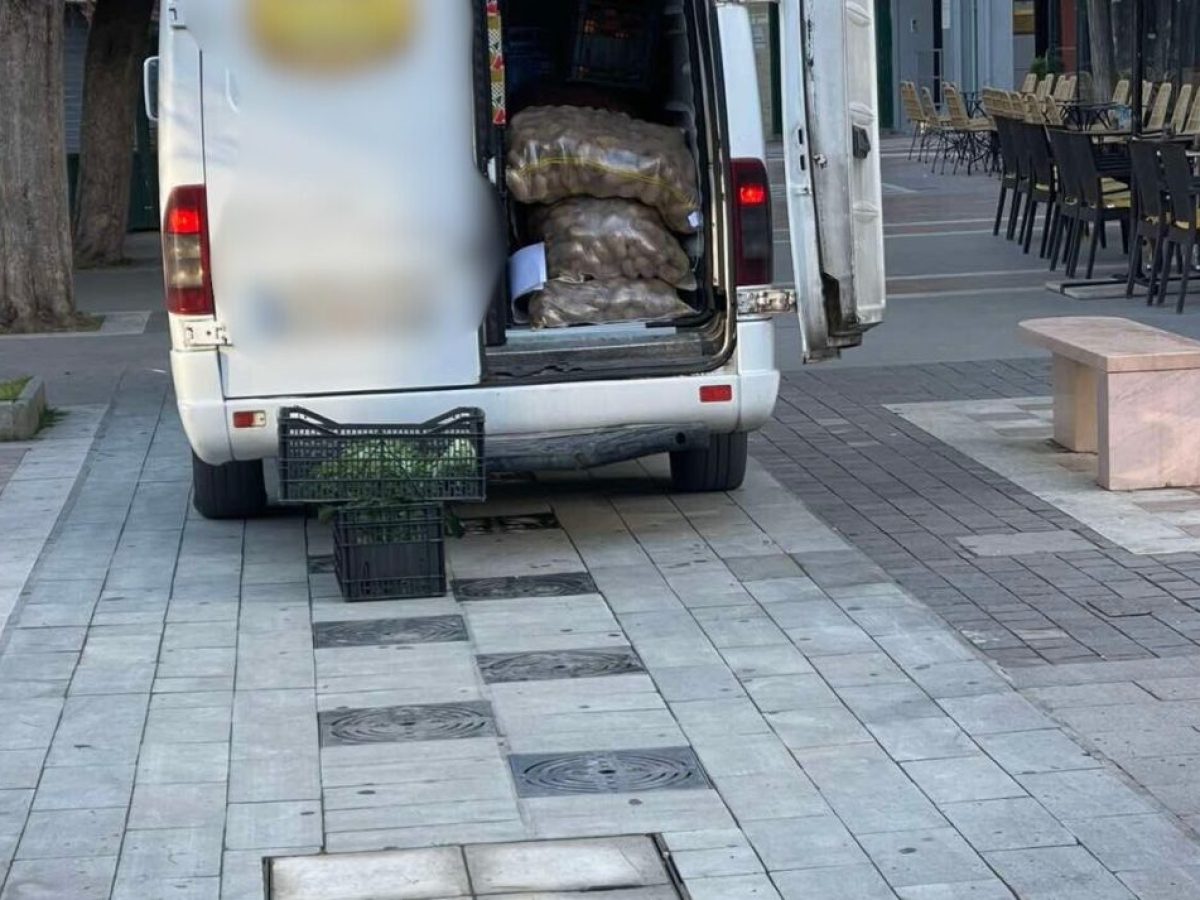 Αγρίνιο: Φθορές στο συντριβάνι της Πλατείας Δημοκρατίας από φορτηγό – Θα αποδοθούν ευθύνες λέει ο δήμος