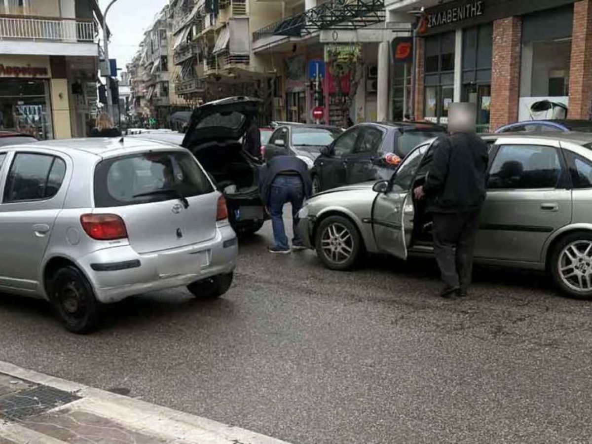 Αγρίνιο: Καραμπόλα τριών οχημάτων στο κέντρο