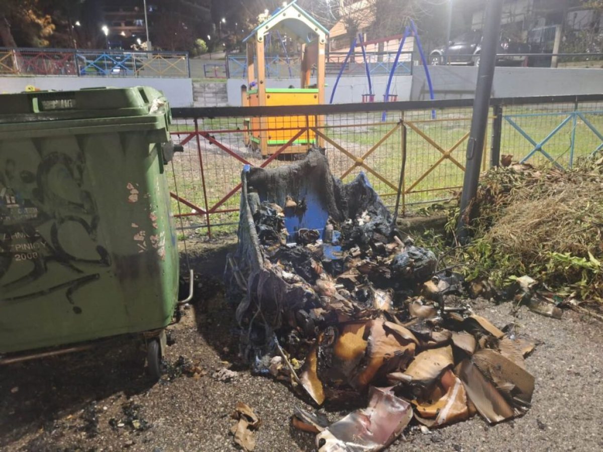 Αγρίνιο: Κουκουλοφόροι έβαλαν φωτιά σε κάδους στον Άγιο Χριστόφορο