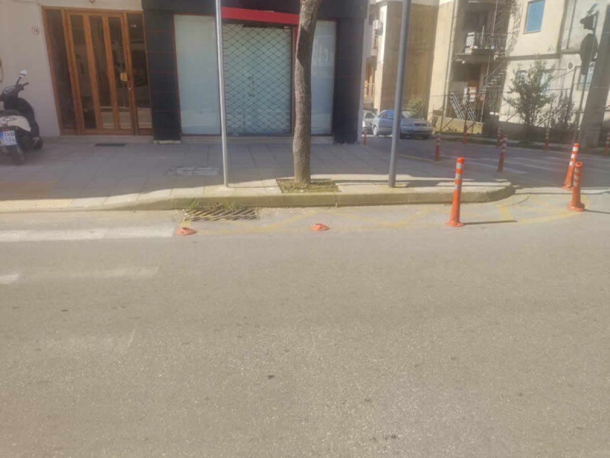 Αγρίνιο: Πιτσιρικάδες ξεσπούν στα κολωνάκια στο δρόμο!