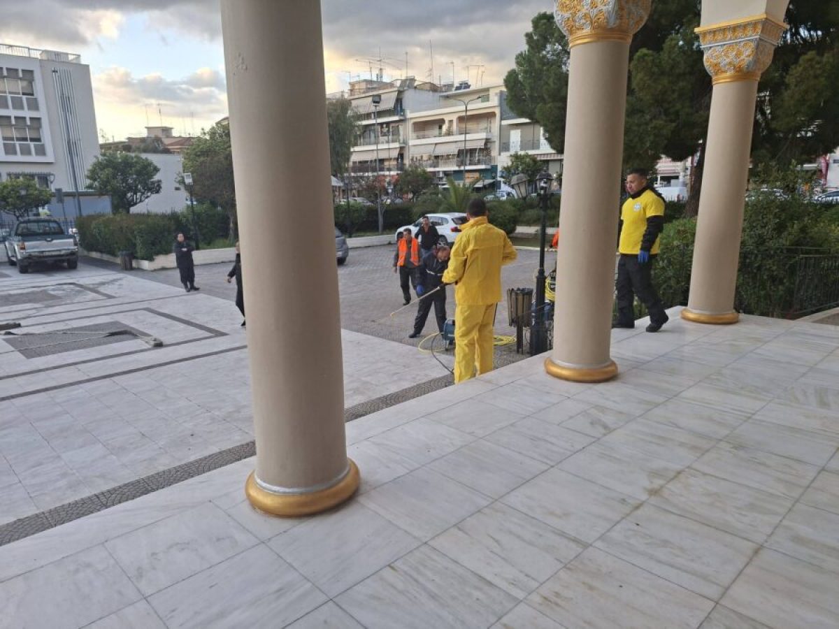 Αγρίνιο: Συμβολή των εθελοντών στον καθαρισμό σε χώρους από όπου θα περάσουν οι Επιτάφιοι, ενόψει της Μεγάλης Εβδομάδας.