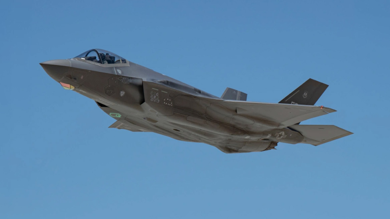 Αmerikaniko-F-35-chtipithike-pano-apo
