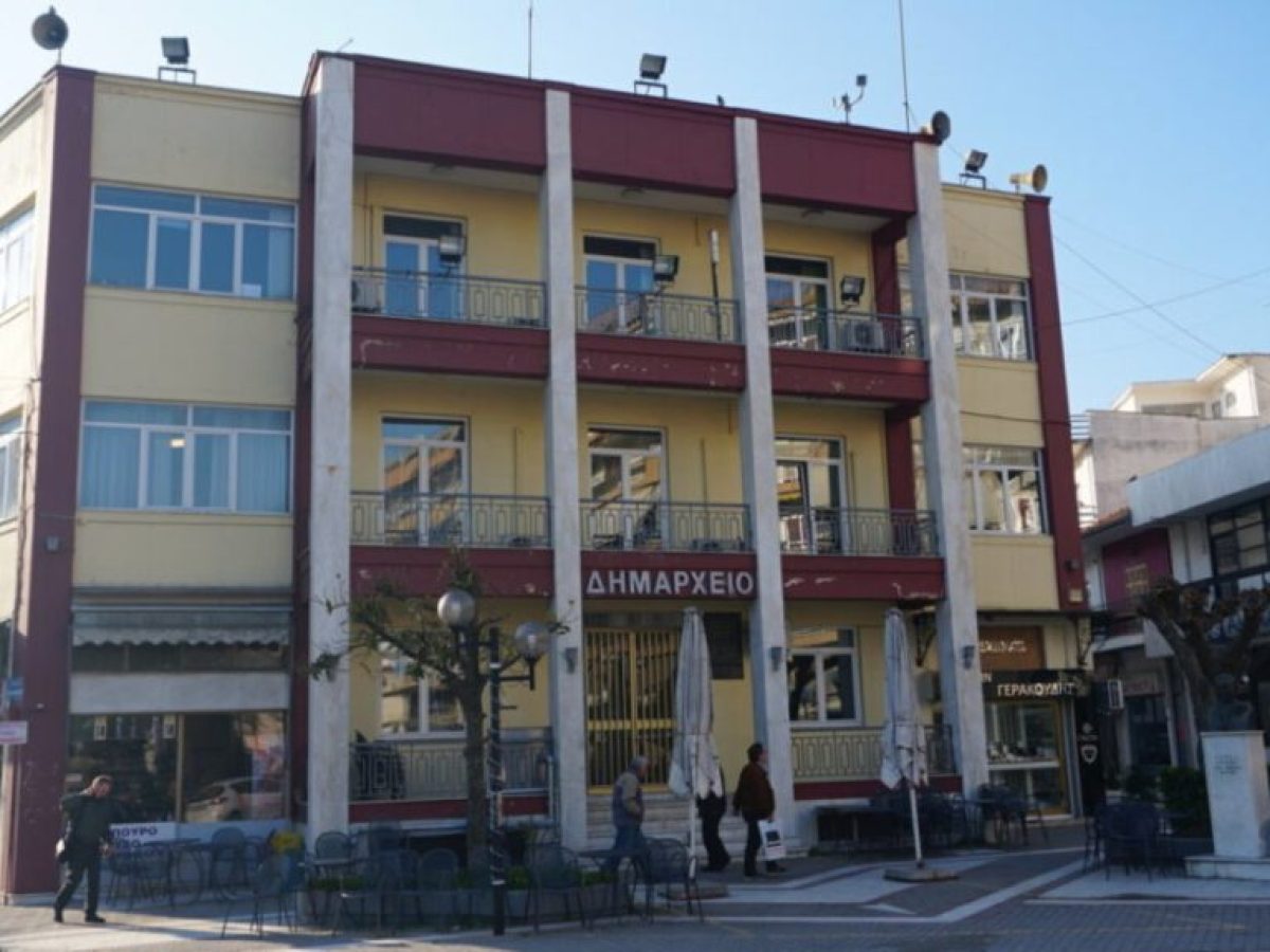 Ανακοίνωση του Δήμου Τυρνάβου για την προστασία μελισσών από τους ψεκασμούς