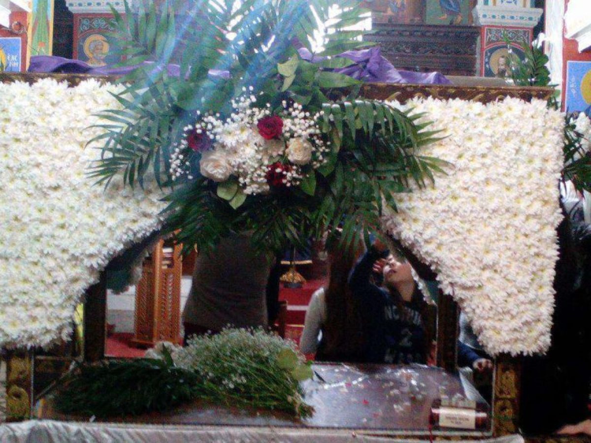 Αντιδράσεις του Πολιτιστικού και Εξωραϊστικού Συλλόγου Τριχωνίου για την απόφαση του εκκλησιαστικού συμβουλίου να μην επιτρέψει τον στολισμό του επιταφίου στους πιστούς αλλά να αναθέσει την όλη διαδικασία σε ανθοπωλείο