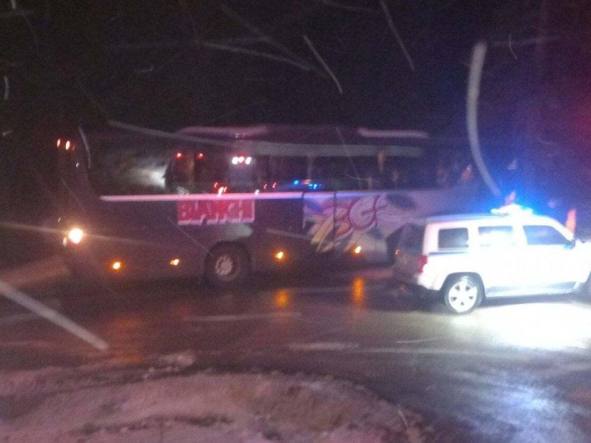 Απεγκλωβισμός μαθητικού λεωφορείου στην περιοχή Λαμπίρι Αιτωλοακαρνανίας