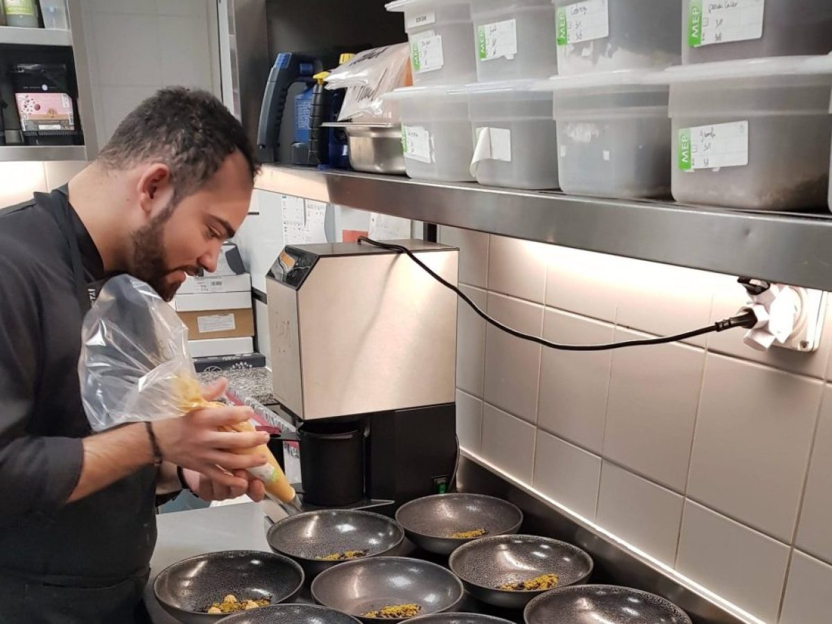 Από τη Ρόδο στις κουζίνες των πιο πολυτελών σκαφών του κόσμου! Ο Ροδίτης σεφ που χαράζει τη δική του πορεία