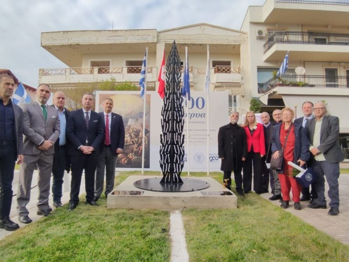 Αποκαλυπτήρια του γλυπτού «Το Δέντρο που Κλαίει» στο Μεσολόγγι – Τιμή στη μνήμη του Ιωάννη-Ιακώβου Μάγερ