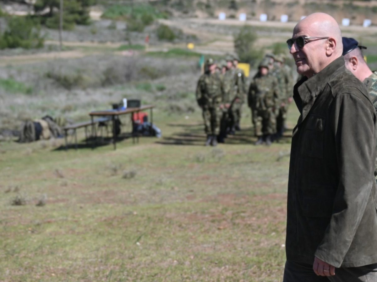 Απροειδοποίητη επίσκεψη Δένδια στο Κέντρο Εκπαίδευσης Νεοσυλλέκτων (ΚΕΝ) Θήβας