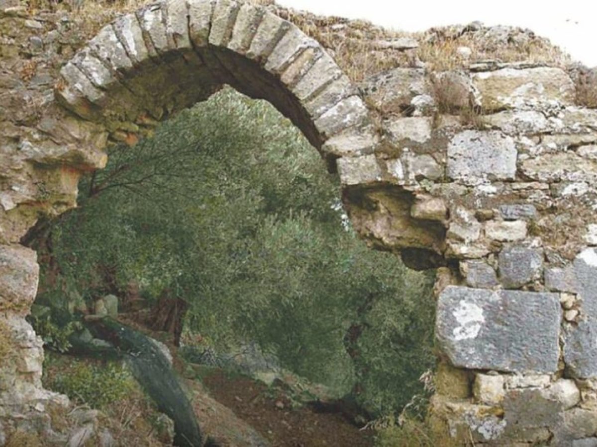 Αρχαία Πολυρρήνια: Η αντίπαλος της Φαλάσαρνας και της Κυδωνίας με το προηγμένο σύστημα ύδρευσης και τα έμμετρα μοιρολόγια