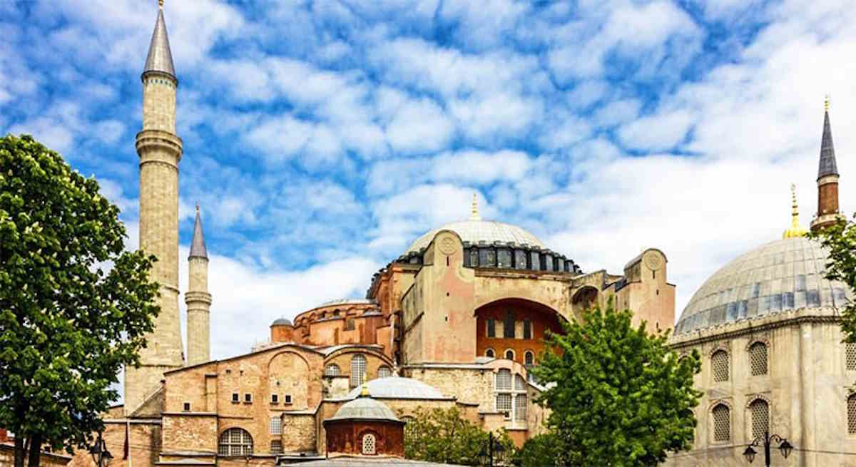 &Alpha;gia-sofia-sinelifthisan-dio-ellines