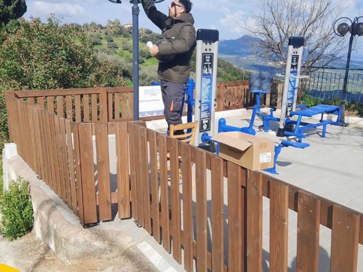 &Alpha;&nu;&tau;&iota;&kappa;&alpha;&tau;&alpha;&tau;ά&sigma;&tau;&alpha;&sigma;&eta; &delta;&eta;&mu;&omicron;&tau;&iota;&kappa;&omicron;ύ &phi;&omega;&tau;&iota;&sigma;&mu;&omicron;ύ &sigma;&epsilon; Ά&rho;&lambda;&alpha; &kappa;&alpha;&iota; &Phi;&lambda;ό&kappa;&alpha;