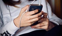 &Alpha;pagorefsi-social-media-se-anilikous-1