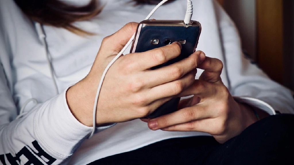 &Alpha;pagorefsi-social-media-se-anilikous-1