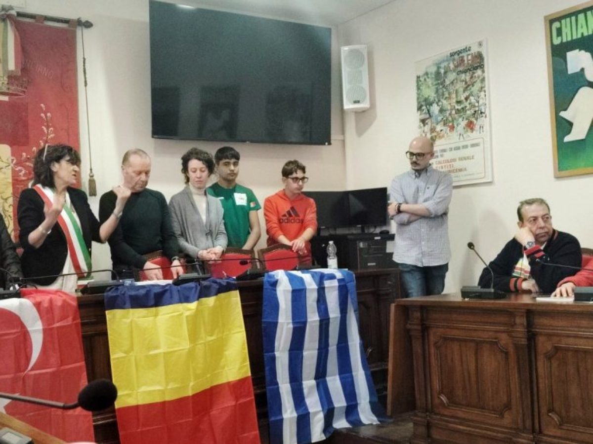 &Alpha;&pi;&omicron;&sigma;&tau;&omicron;&lambda;ή &tau;&omicron;&upsilon; 4&omicron;&upsilon; &Gamma;&upsilon;&mu;&nu;&alpha;&sigma;ί&omicron;&upsilon; &Kappa;&omicron;&mu;&omicron;&tau;&eta;&nu;ή&sigmaf; &sigma;&epsilon; &epsilon;&pi;&omicron;&iota;&kappa;&omicron;&delta;&omicron;&mu;&eta;&tau;&iota;&kappa;ή &delta;&rho;ά&sigma;&eta; Erasmus &sigma;&tau;&eta;&nu; &Iota;&tau;&alpha;&lambda;ί&alpha;