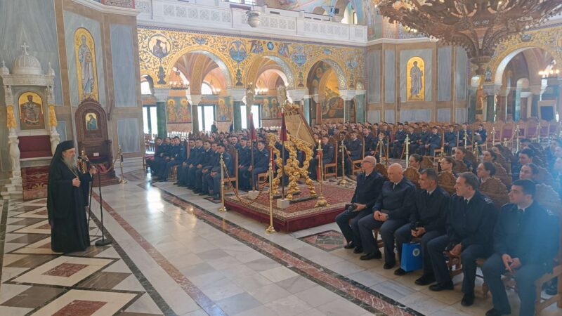 200-spoudastes-tis-smi&Alpha;-ston