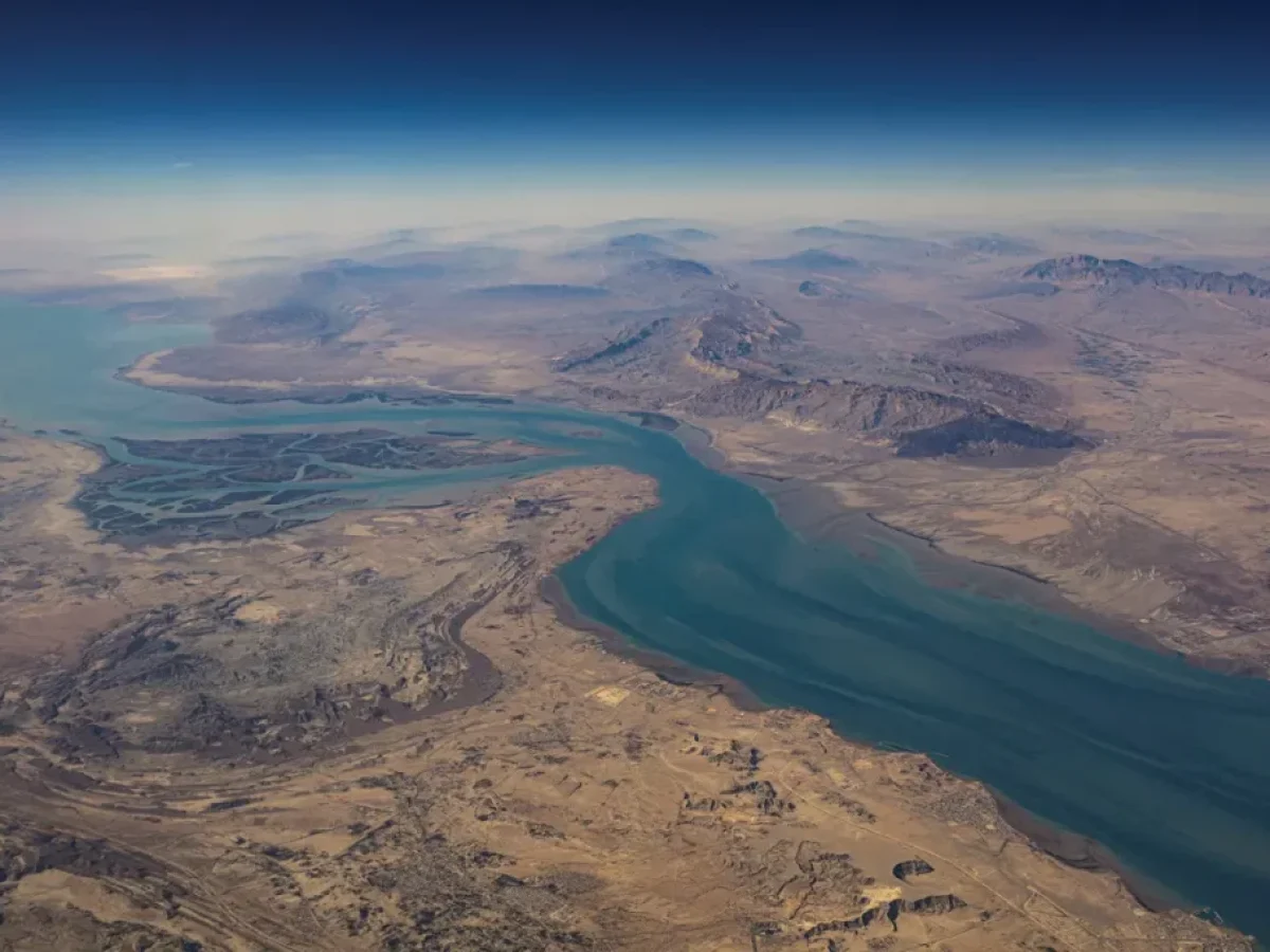 FT: Οι χώρες του Κόλπου σχεδιάζουν νέους αγωγούς για να παρακάμψουν τα Στενά του Ορμούζ