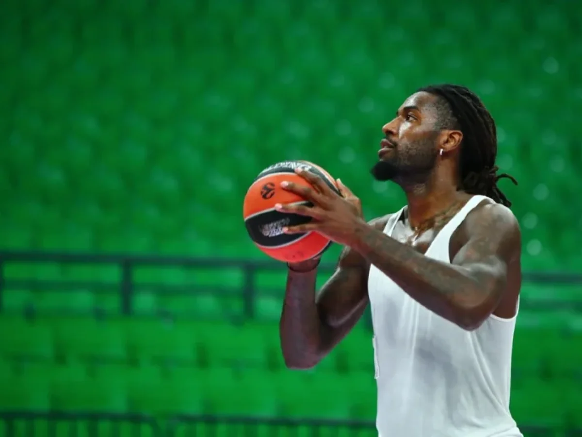 Mathias Lessort: Βόλτα στη Βουλιαγμένη με τη σύζυγό του