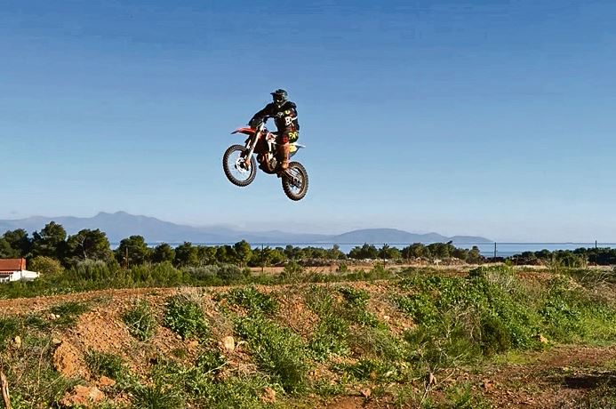 Motocross-stin-&Alpha;mpeloupoli-oute-pista-1