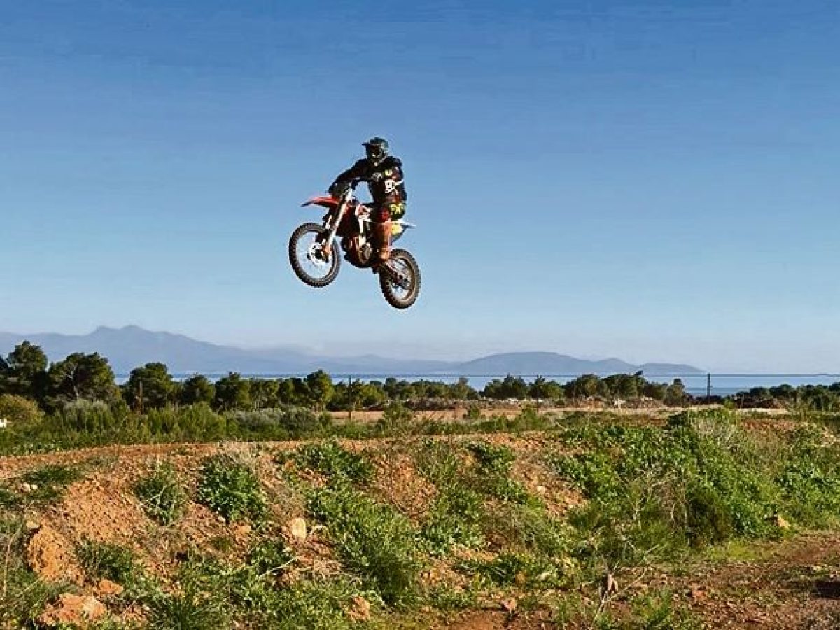 Motocross &sigma;&tau;&eta;&nu; &Alpha;&mu;&pi;&epsilon;&lambda;&omicron;ύ&pi;&omicron;&lambda;&eta;: &laquo;&Omicron;ύ&tau;&epsilon; &pi;ί&sigma;&tau;&alpha;, &omicron;ύ&tau;&epsilon; &pi;&alpha;&rho;&epsilon;&mu;&pi;ό&delta;&iota;&sigma;&eta; &tau;&eta;&sigmaf; &phi;&upsilon;&sigma;&iota;&kappa;ή&sigmaf; &alpha;&pi;&omicron;&kappa;&alpha;&tau;ά&sigma;&tau;&alpha;&sigma;&eta;&sigmaf;&raquo;