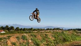 Motocross-stin-&Alpha;mpeloupoli-oute-pista