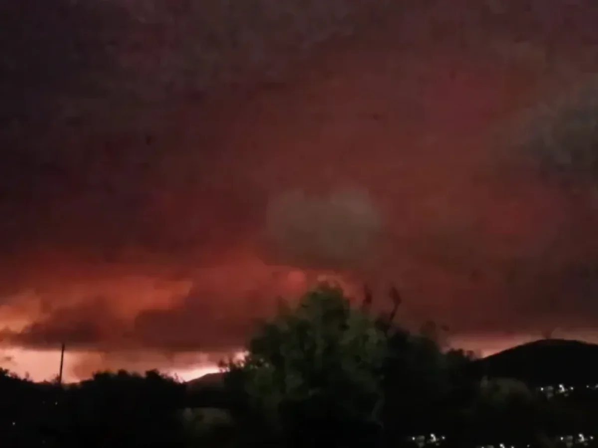 “Stranger Things” στη Μάνδρα Αττικής – Κατακόκκινος, «εφιαλτικός» ουρανός πάνω από το Όρος Πατέρας