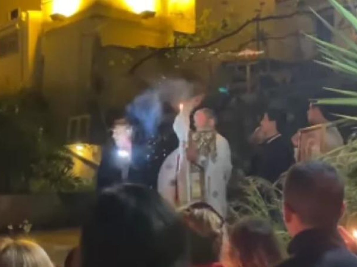 Survivor Ανάστασης στα Τρίκαλα: Ο ιερέας που ξέχασε το Ευαγγέλιο, σταμάτησε τα πυροτεχνήματα και το είπε σε 5 δευτερόλεπτα!