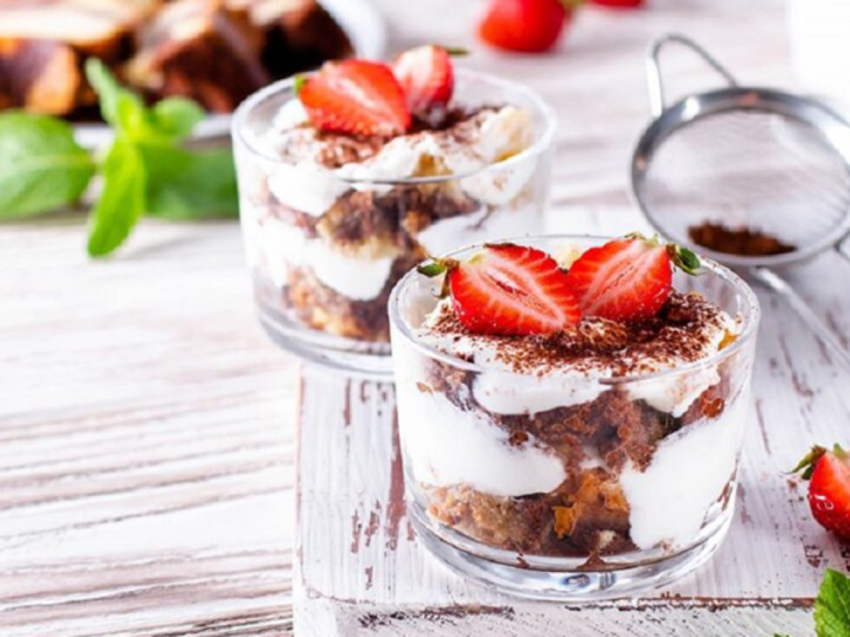 Trifle με τσουρέκι, γιαούρτι και φράουλες