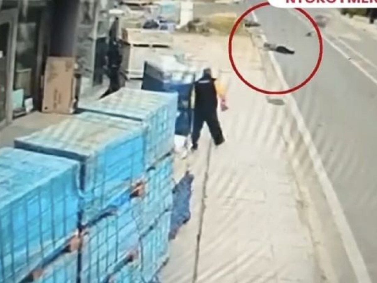 Tροχαίο με εγκατάλειψη στην Αρτέμιδα: Άφησε τον 18χρονο μοτοσυκλετιστή στην άσφαλτο ο οδηγός