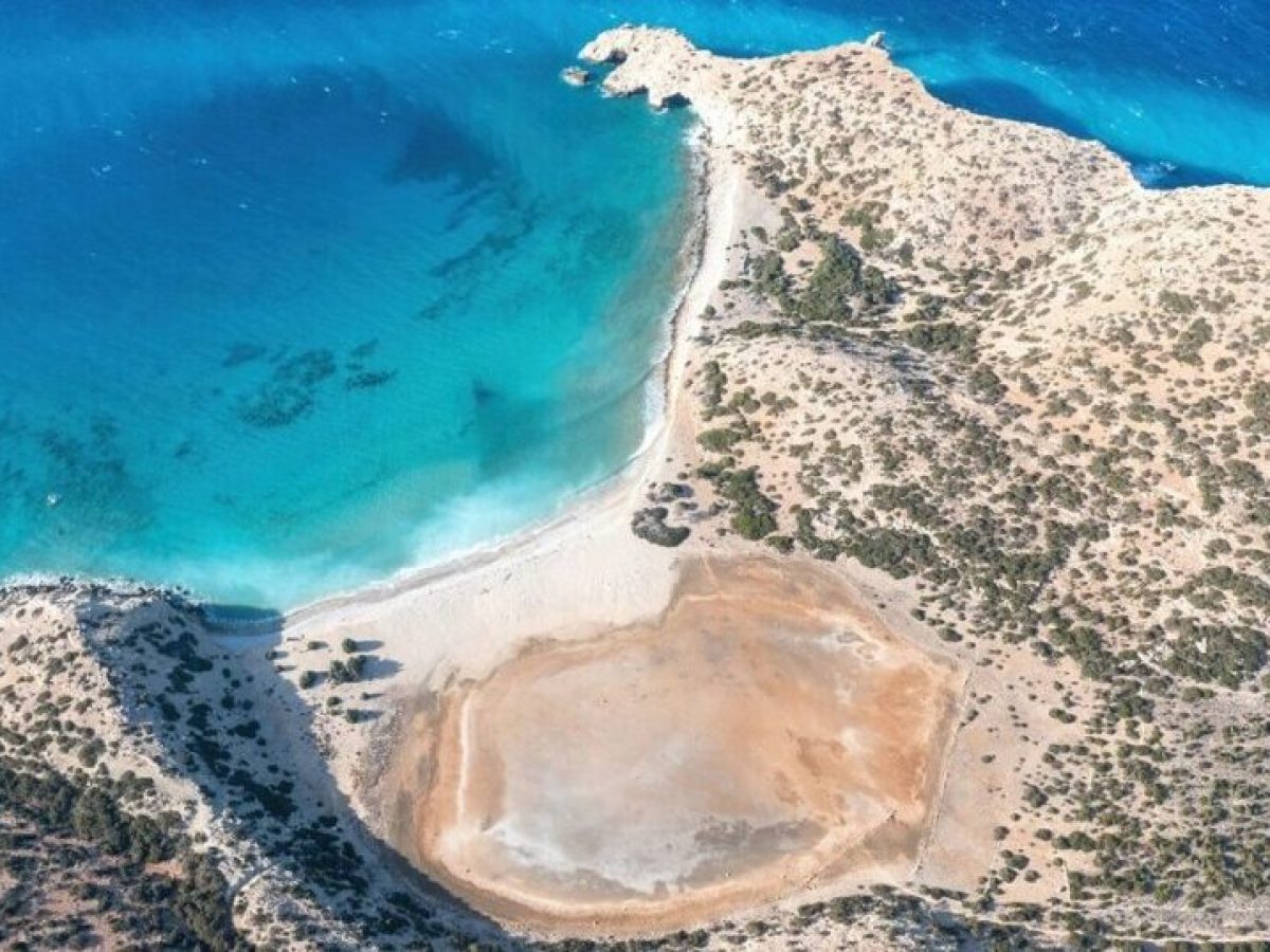 Αυτές είναι οι απάτητες παραλίες για το 2026: Δείτε πού απαγορεύονται στα Χανιά καντίνες και ξαπλώστρες