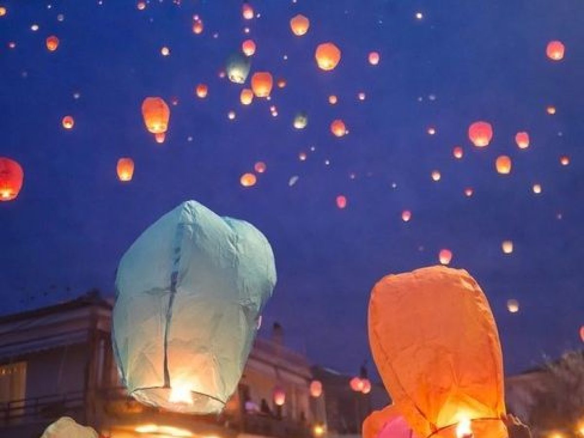 Αυτή η περιοχή της Εύβοιας «πλημμύρισε» από φαναράκια στον ουρανό