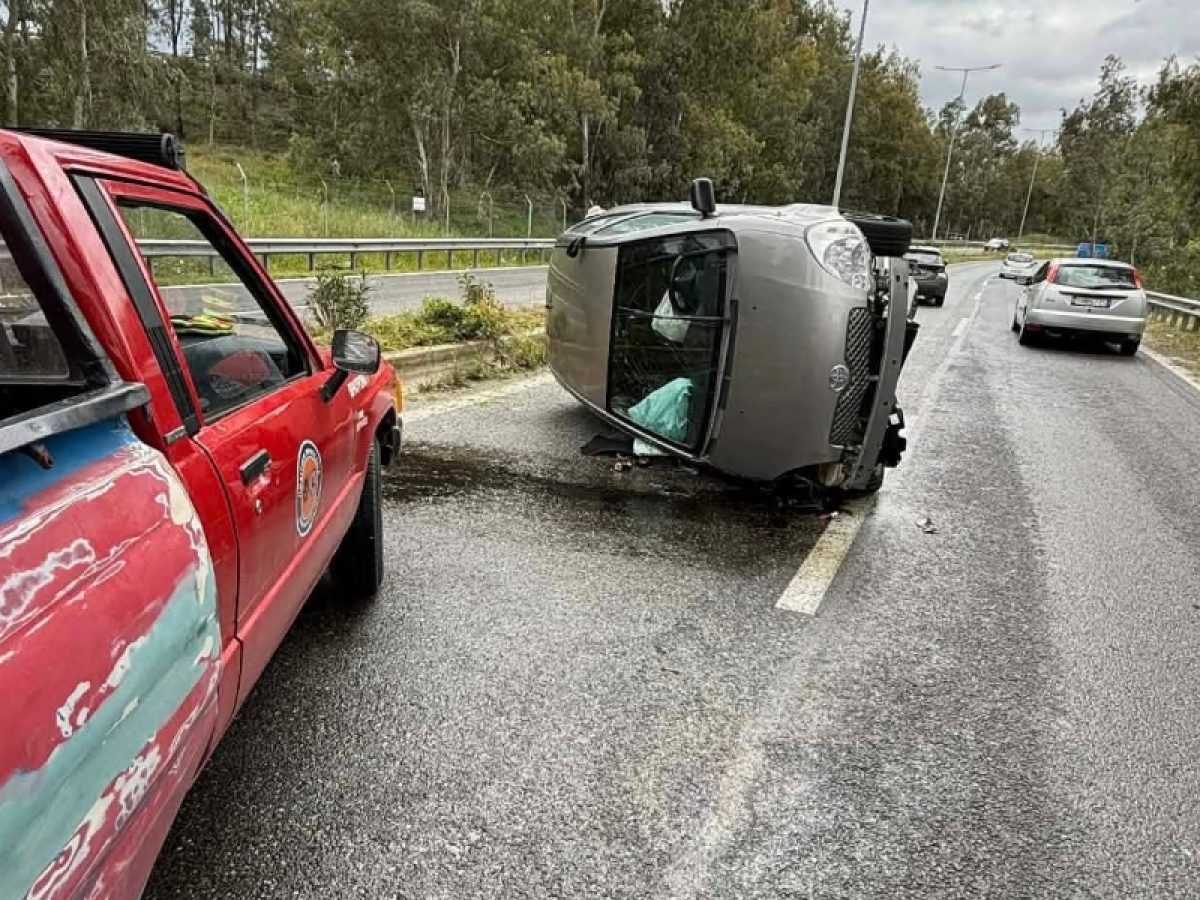 Αυτοκίνητο πέρασε διαχωριστικό και αναποδογύρισε στη μέση του δρόμου στην Αρτέμιδα