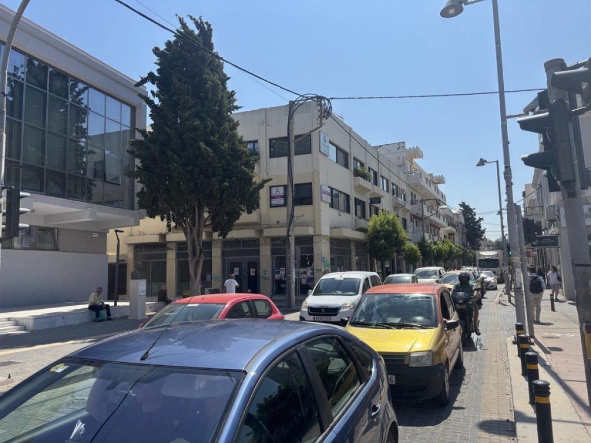 Αυξήσεις στα καύσιμα: Τι σημαίνουν για αυτούς που ζουν κυριολεκτικά από τις μεταφορές;