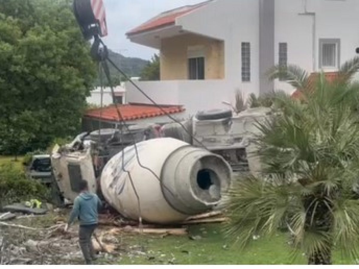 Μπετονιέρα φορτωμένη με σκυρόδεμα κατέληξε μέσα στην αυλή σπιτιού στη Ρόδο. Από θαύμα γλίτωσε ο οδηγός