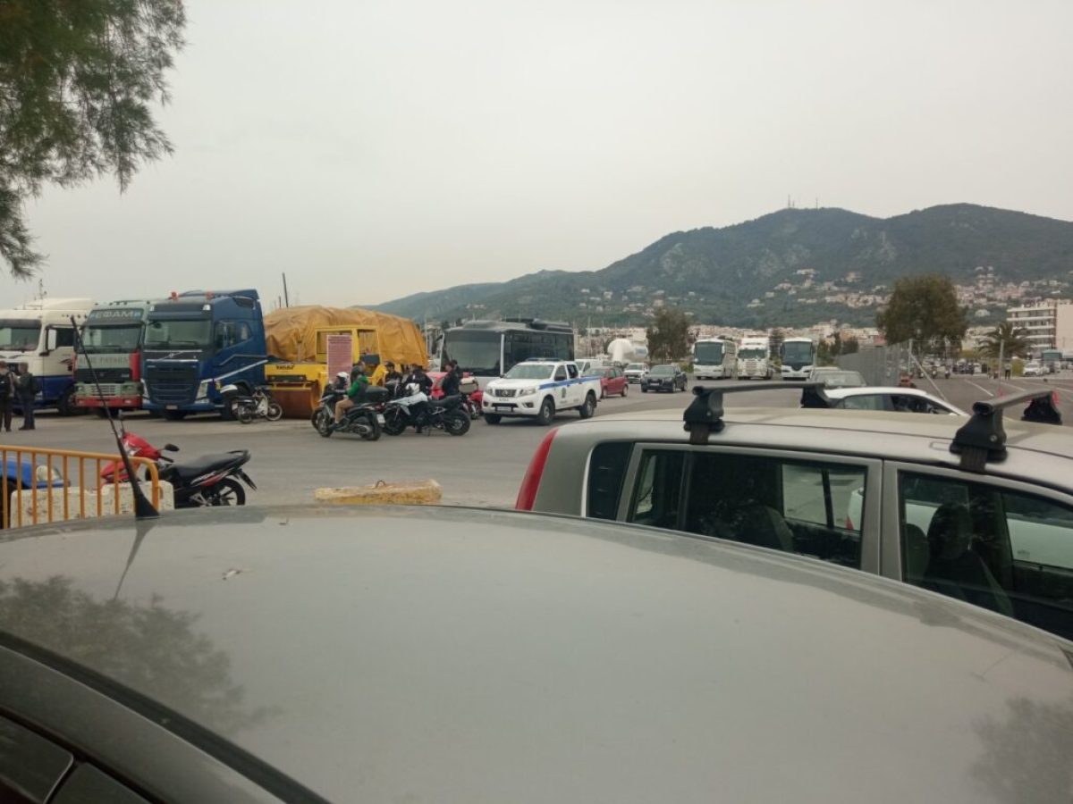 Μπλόκο και στο εμπορικό λιμάνι από κτηνοτρόφους