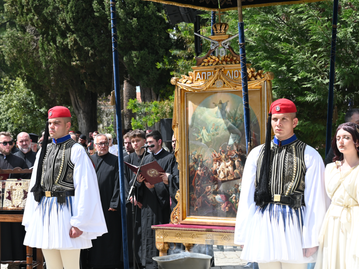 Μπροστά στην εικόνα της Εξόδου σιωπάς σέβεσαι και προσκυνάς